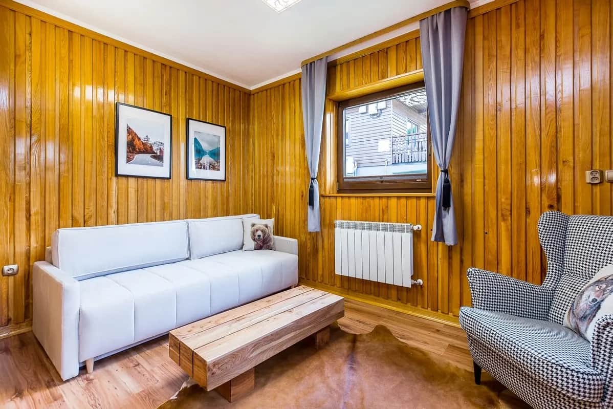 Panorama jeziora i gór z balkonu drewnianego domku