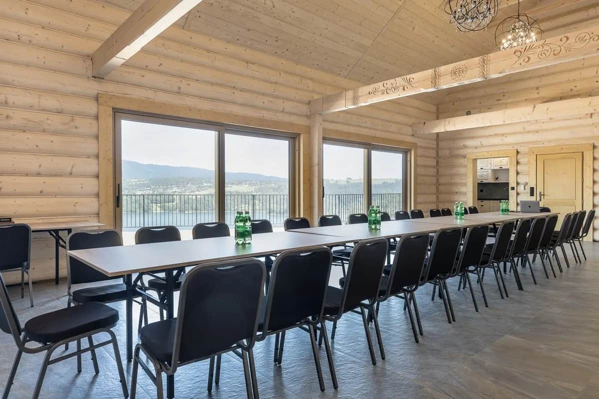 Sala konferencyjna w bali z długim stołem i widokiem na jezioro