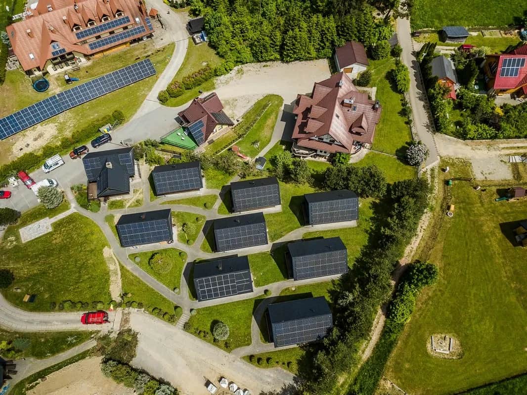 Widok z góry na domki resortu, drogi dojazdowe i parking